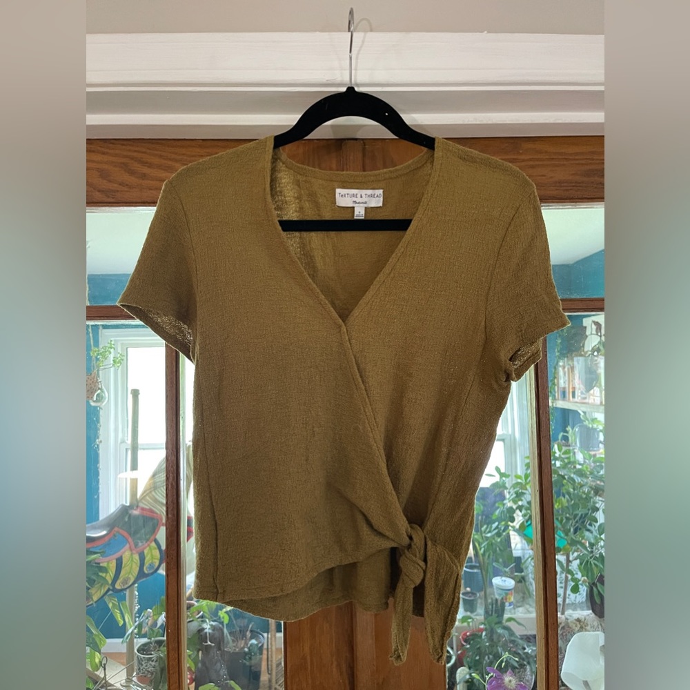 Texture & Thread Madewell top - tie front - women’s small